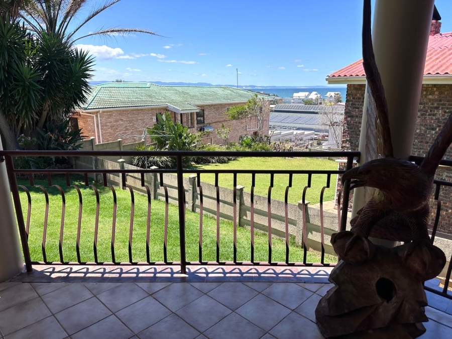6 Bedroom Property for Sale in Wavecrest Eastern Cape